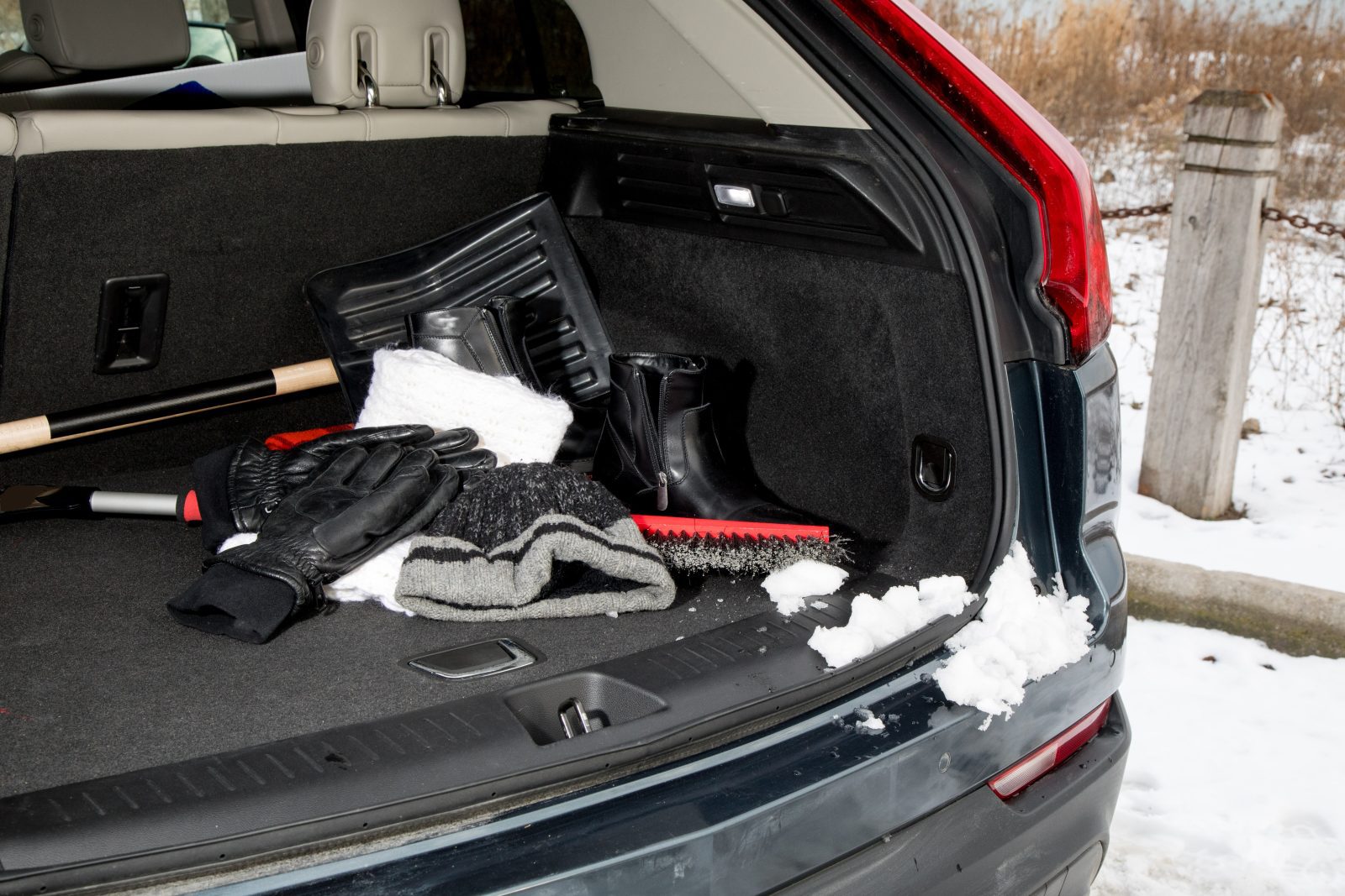 packing a car emergency kit in winter