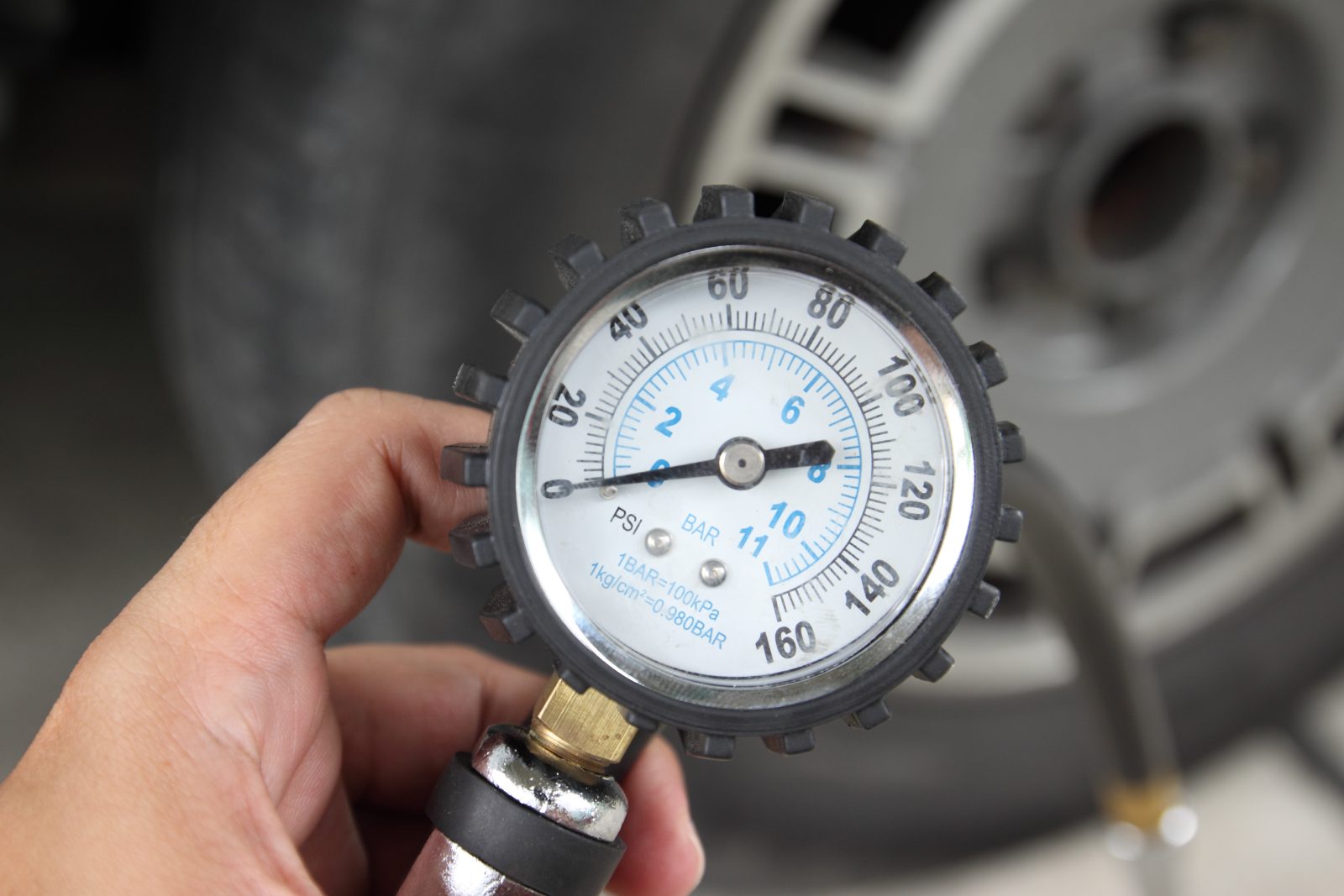 How to check tyre pressure